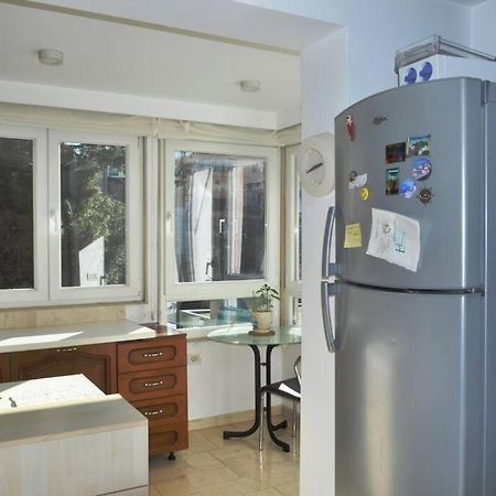 Chic City Retreat - Stylish Apartment In Bllok, Tirana Esterno foto