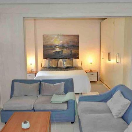Chic City Retreat - Stylish Apartment In Bllok, Tirana Esterno foto