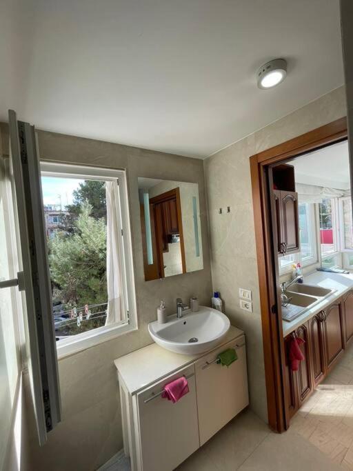 Chic City Retreat - Stylish Apartment In Bllok, Tirana Esterno foto