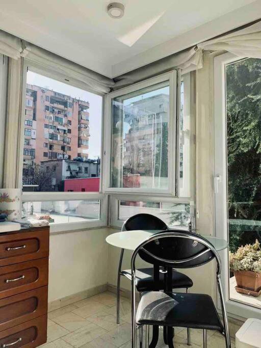 Chic City Retreat - Stylish Apartment In Bllok, Tirana Esterno foto