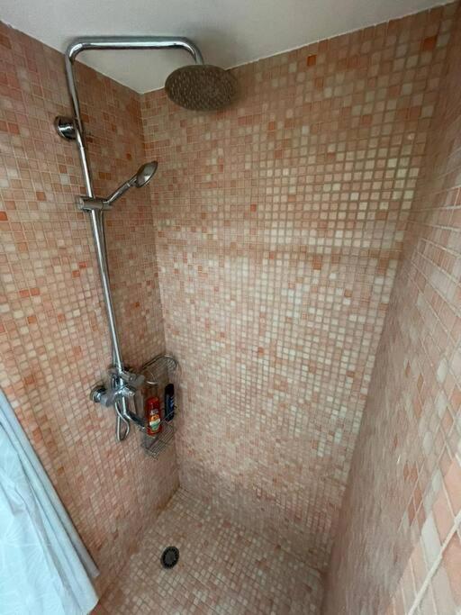 Chic City Retreat - Stylish Apartment In Bllok, Tirana Esterno foto