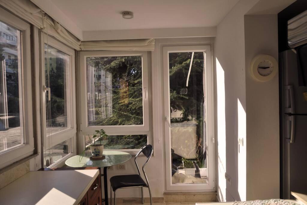 Chic City Retreat - Stylish Apartment In Bllok, Tirana Esterno foto