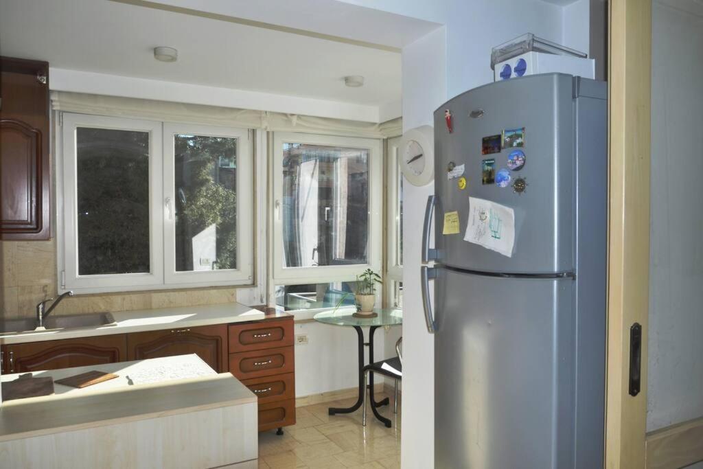 Chic City Retreat - Stylish Apartment In Bllok, Tirana Esterno foto